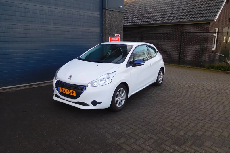 Peugeot 208 (2015)