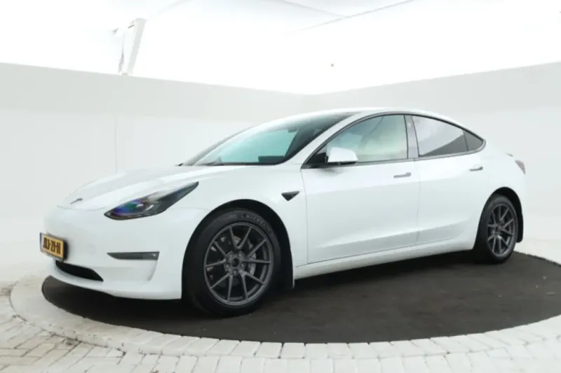 Tesla Model 3 (2023)