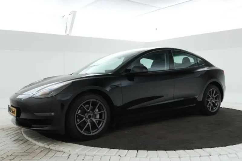 Tesla Model 3 (2022)