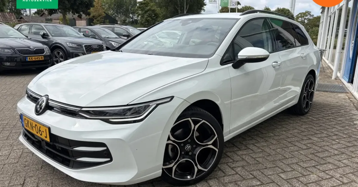 Volkswagen Golf (2024) — foto 1