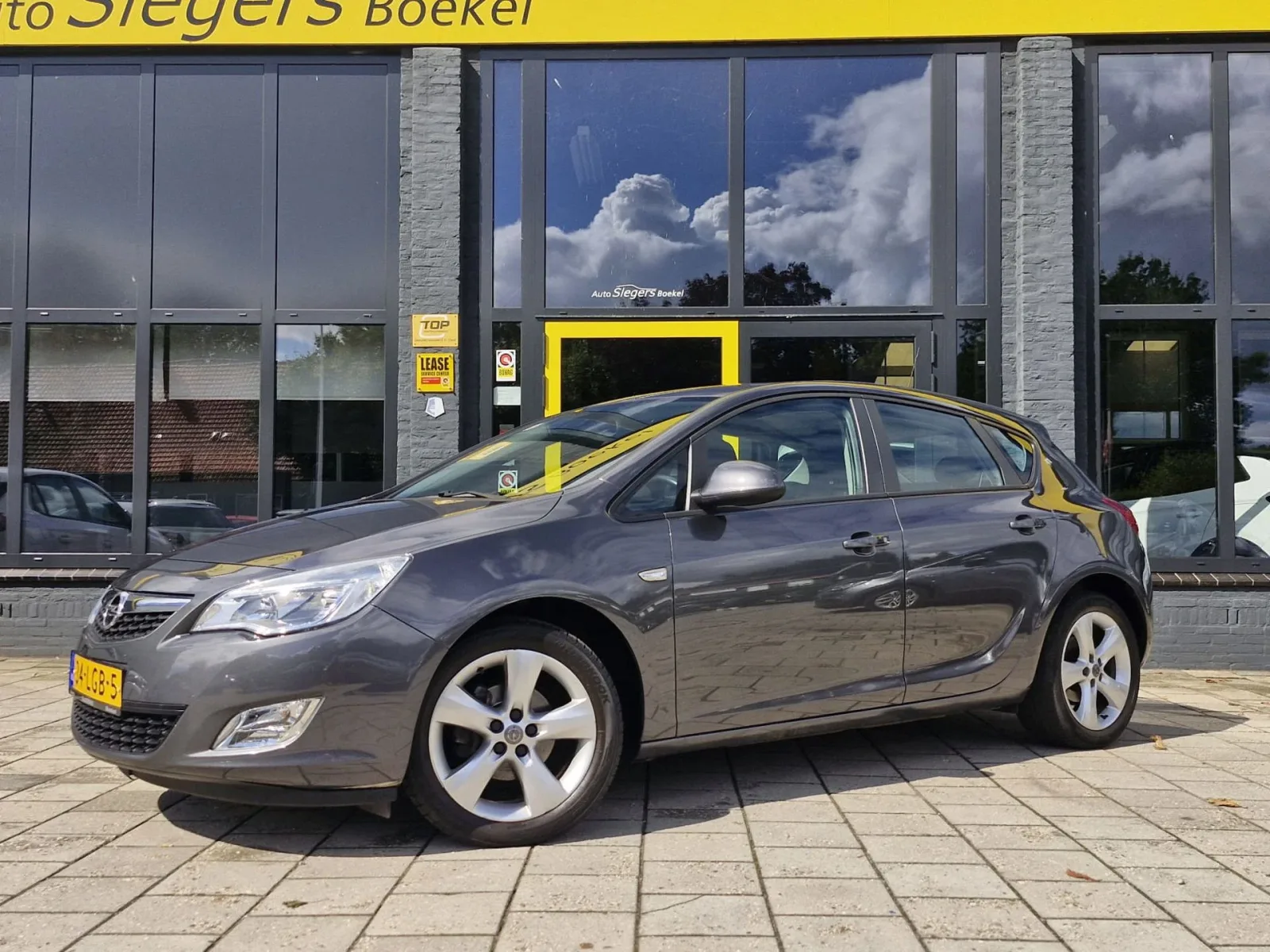 Opel Astra (2010) — foto 1