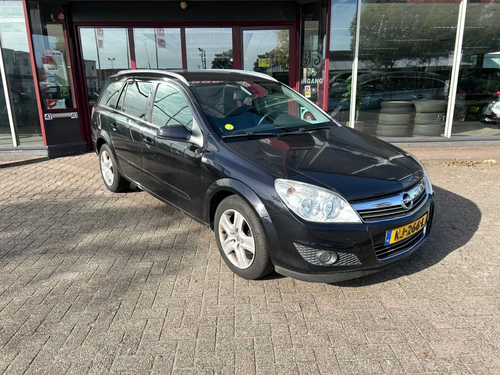 Opel Astra (2010) — foto 1