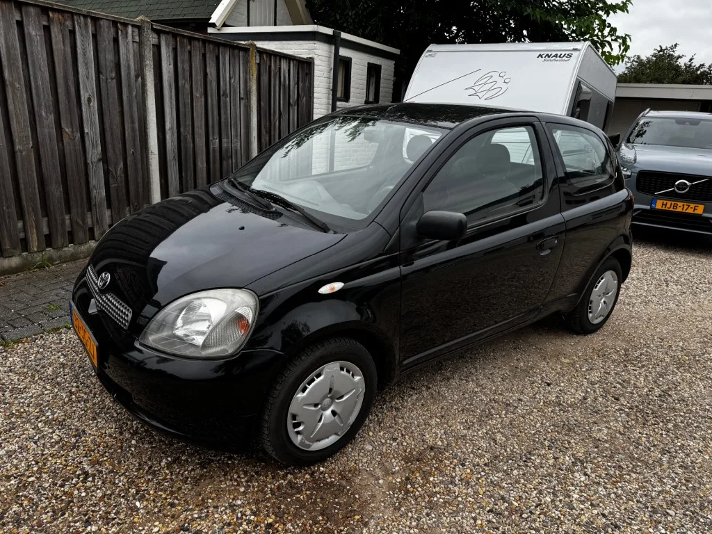 Toyota Yaris (2002) — foto 1