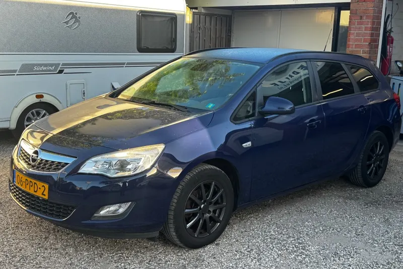 Opel Astra (2011)