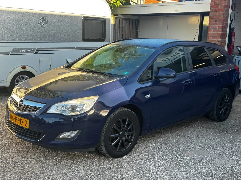 Opel Astra (2011) — foto 1