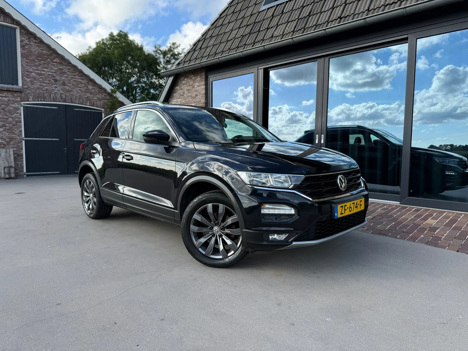 Volkswagen T-Roc (2019) — foto 1