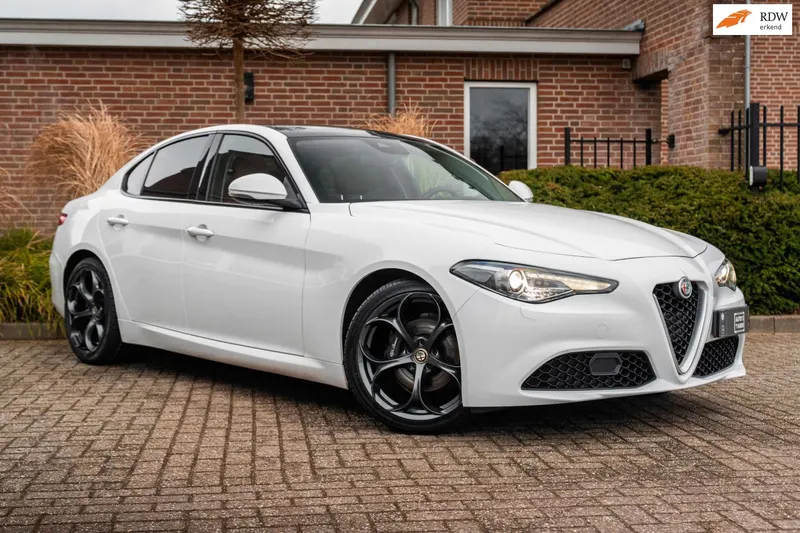 Alfa Romeo Giulia (2016)