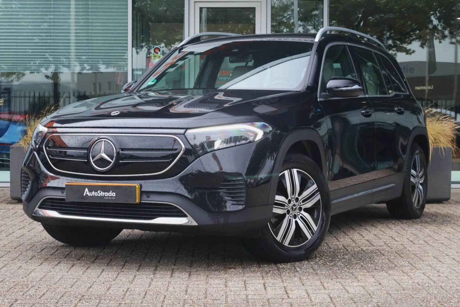 Mercedes-Benz EQB (2022) — foto 1