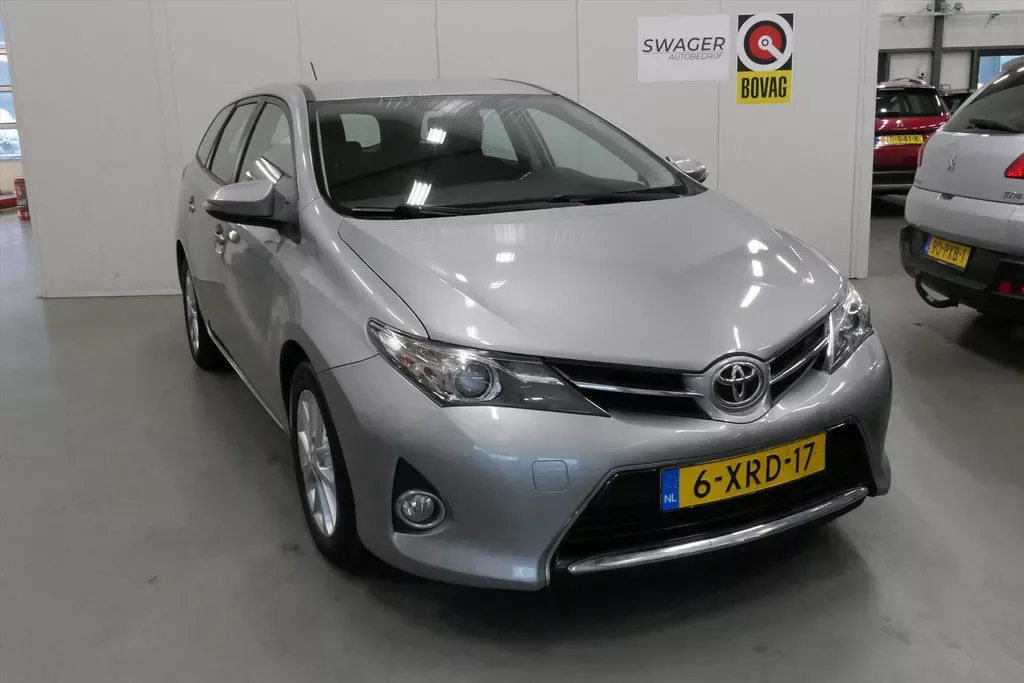 Toyota Auris (2014) — foto 1