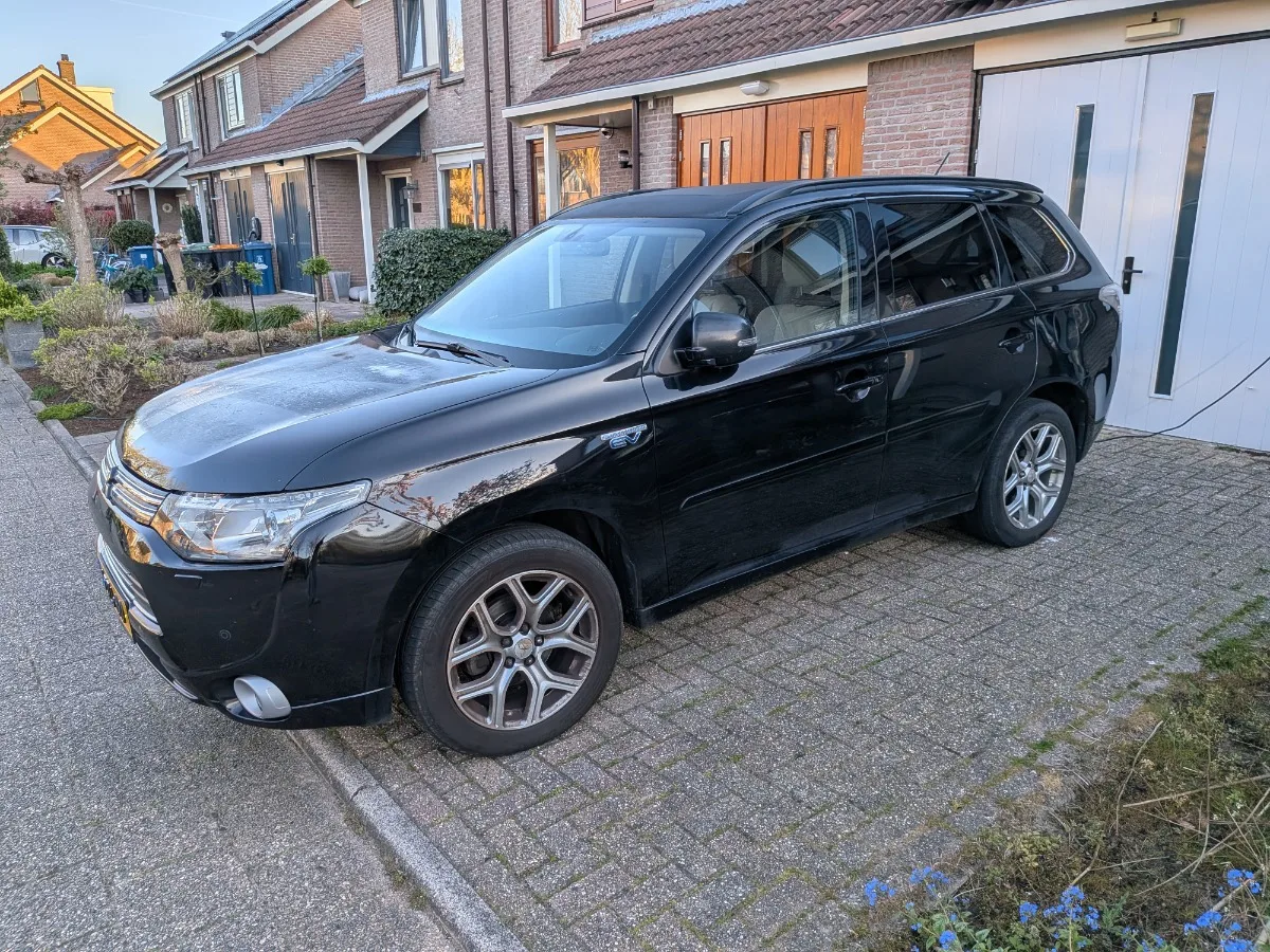 Mitsubishi Outlander (2014) — foto 1