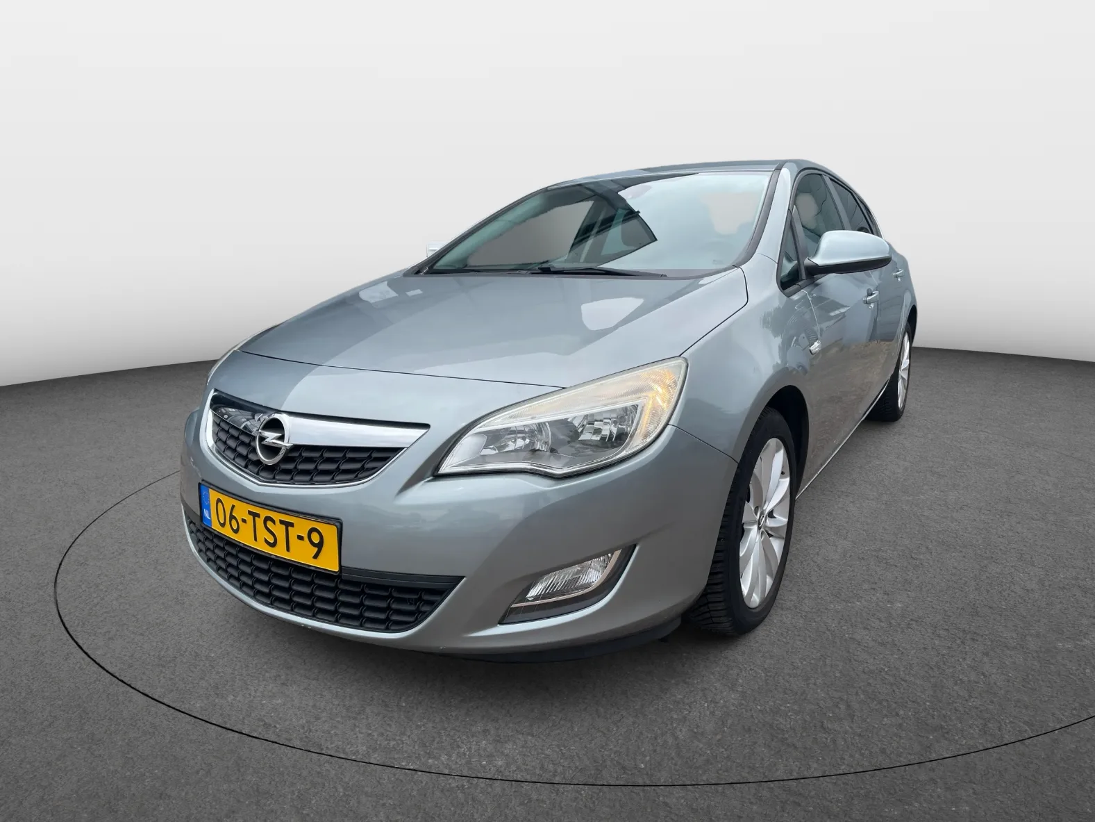 Opel Astra (2012) — foto 1