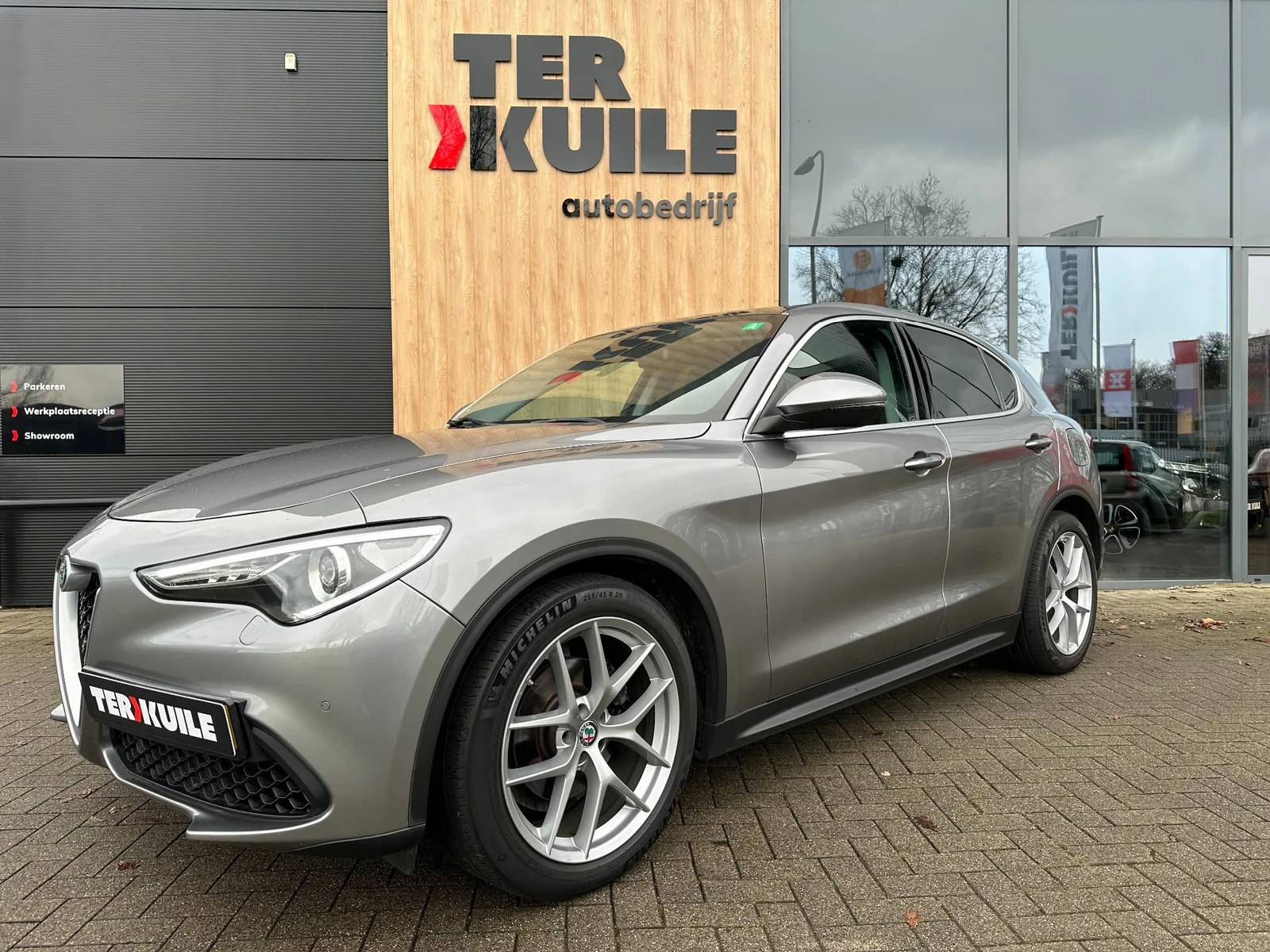 Alfa Romeo Stelvio (2017) — foto 1