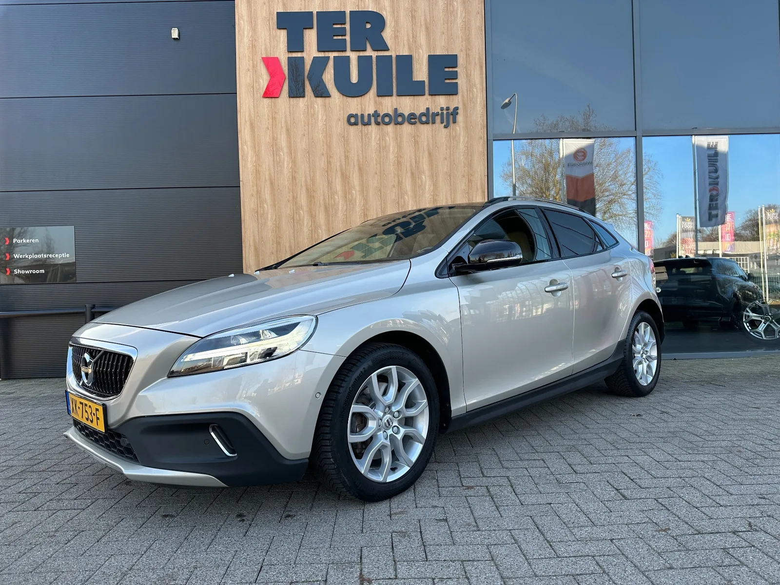 Volvo V40 (2019) — foto 1