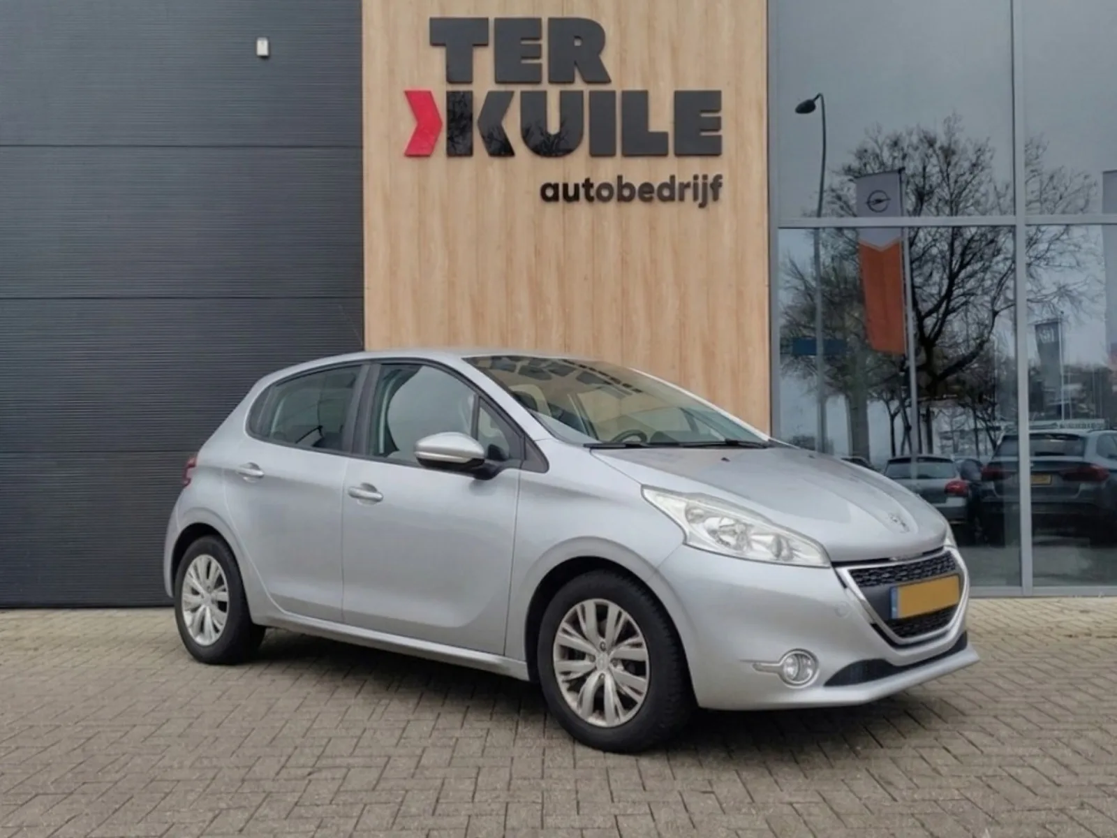 Peugeot 208 (2014) — foto 1