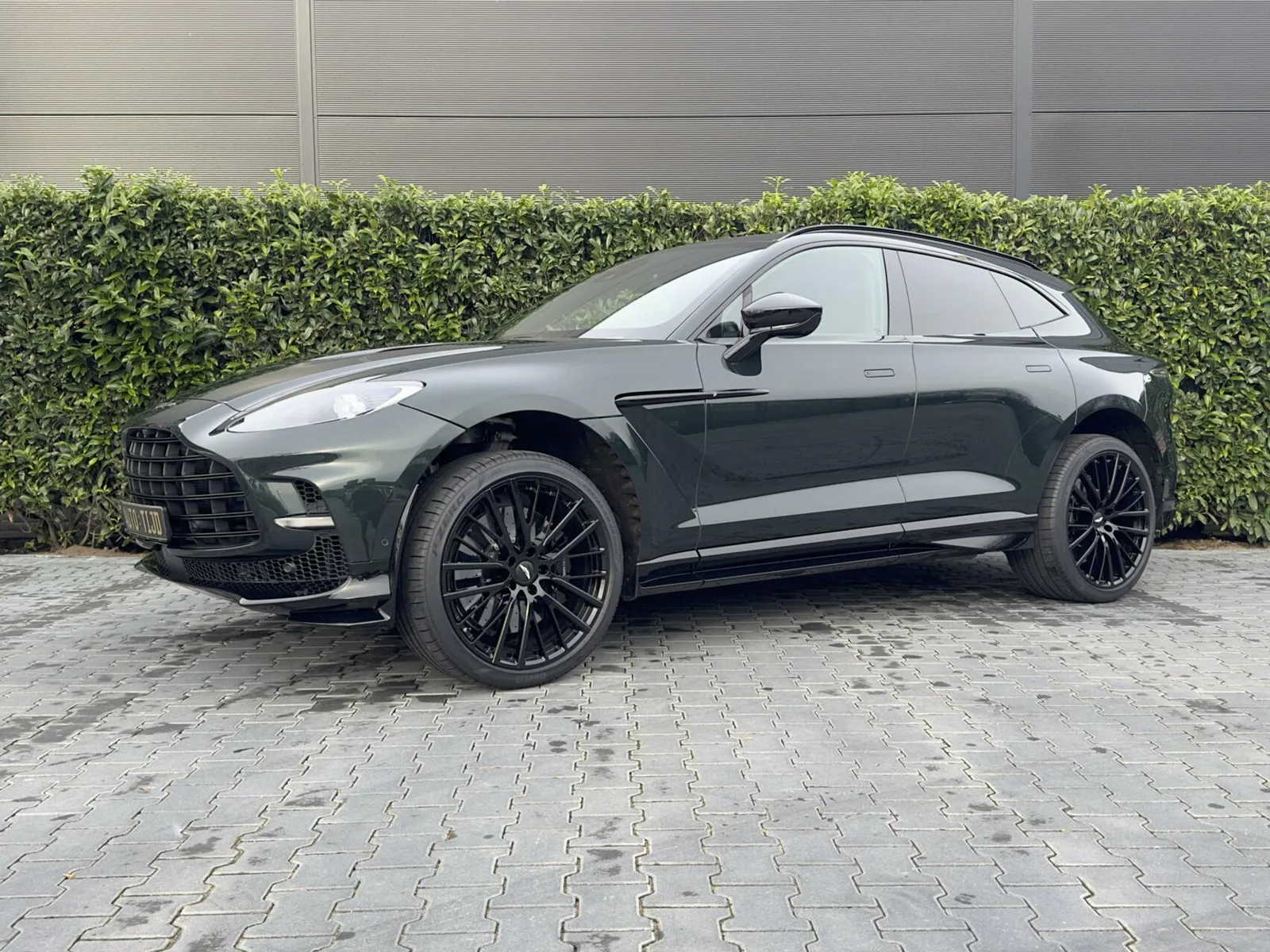 Aston Martin DBXSUV (2023) — foto 1