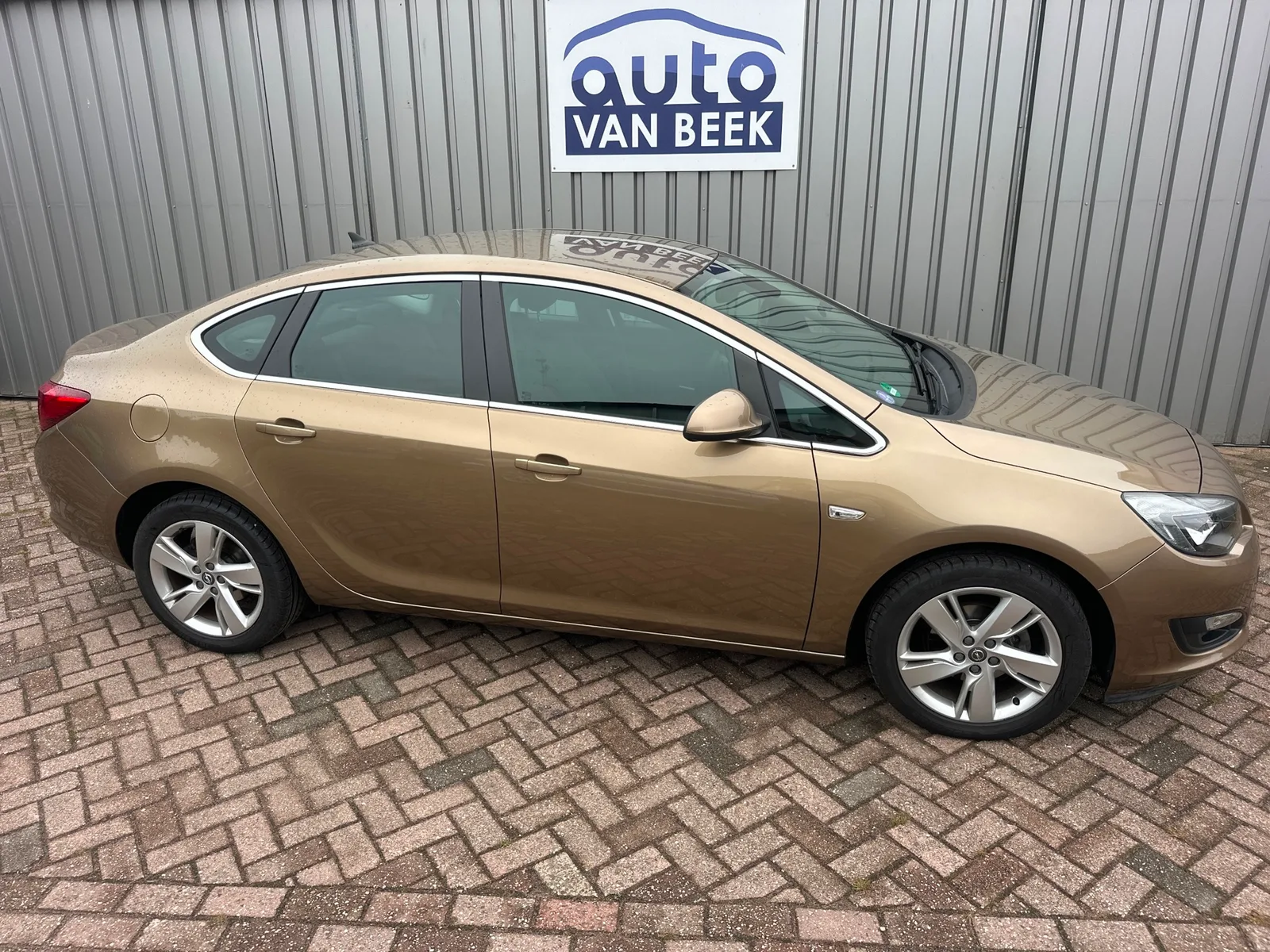 Opel Astra (2013) — foto 1