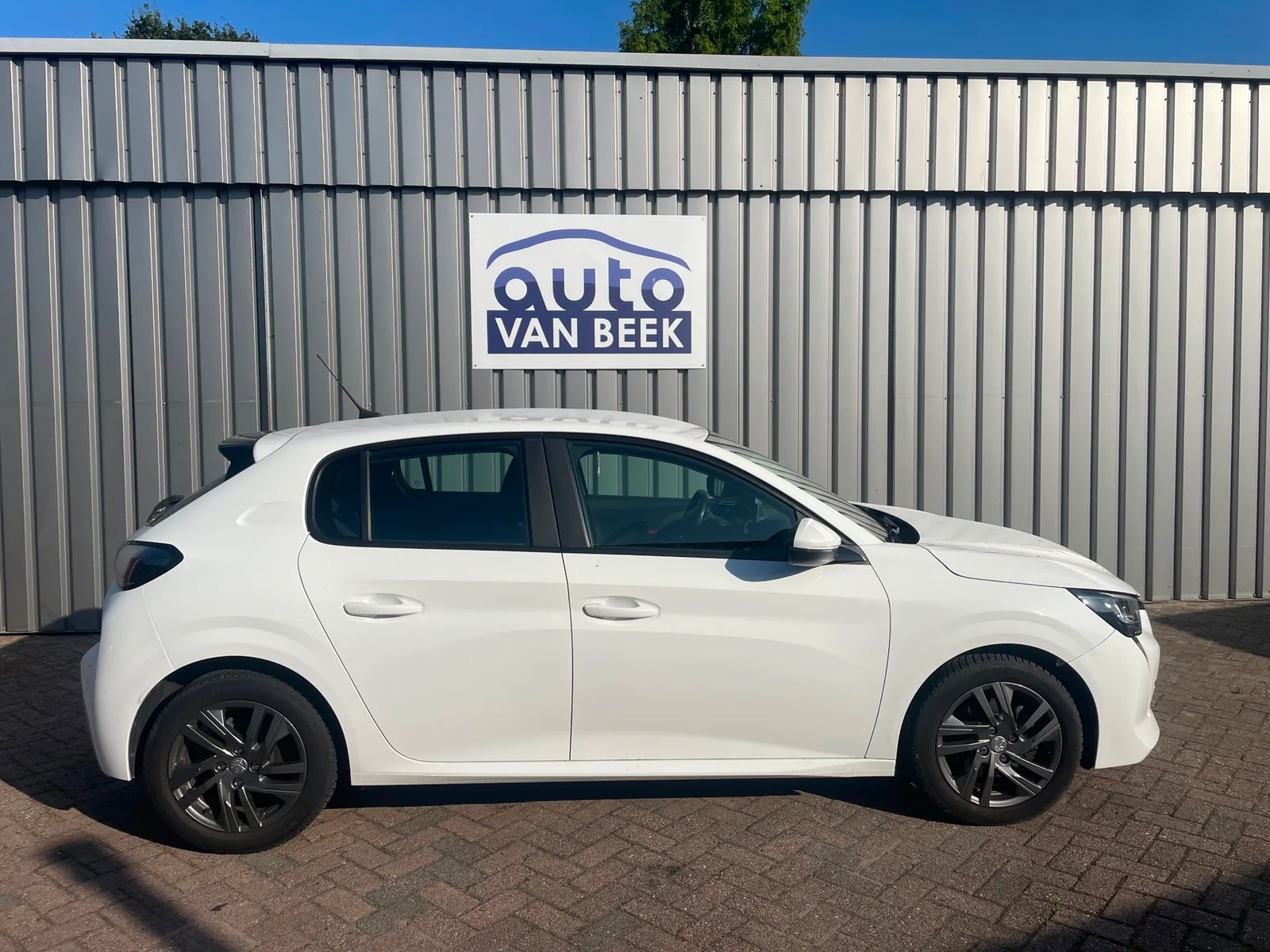 Peugeot 208 (2021) — foto 1