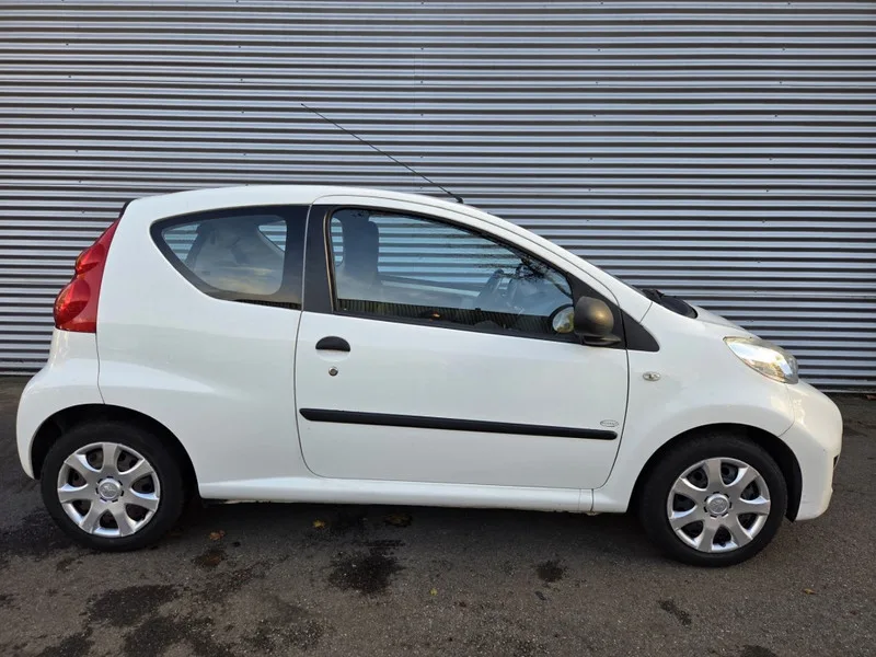 Peugeot 107 (2011) — foto 1