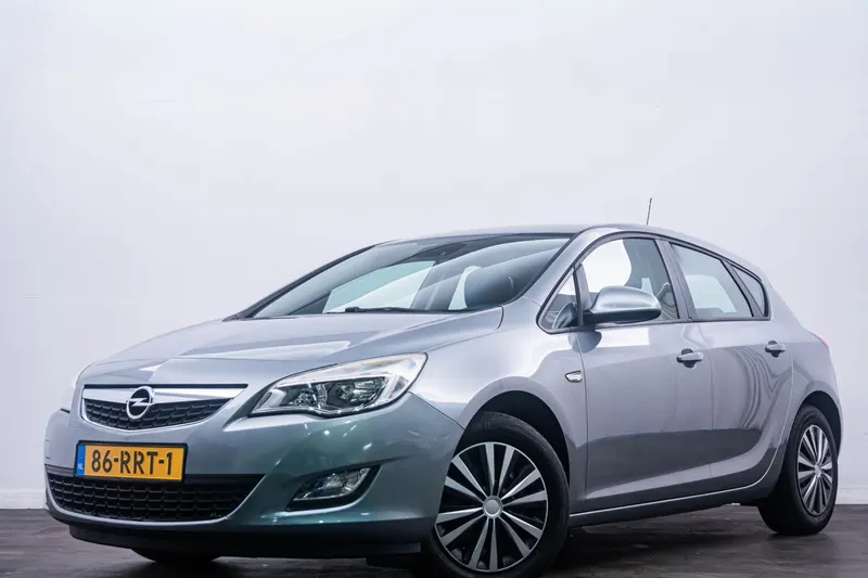 Opel Astra (2011)