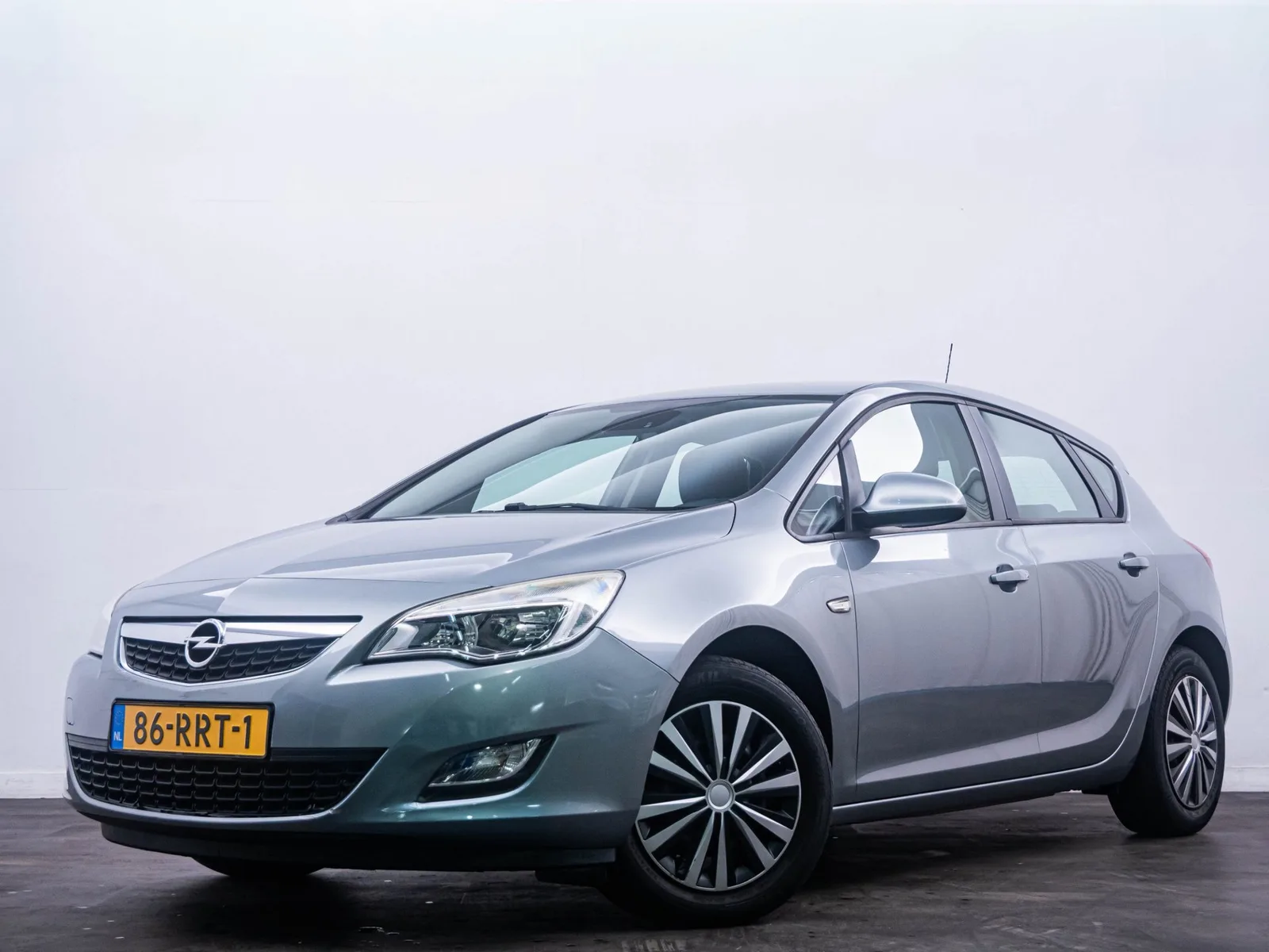 Opel Astra (2011) — foto 1
