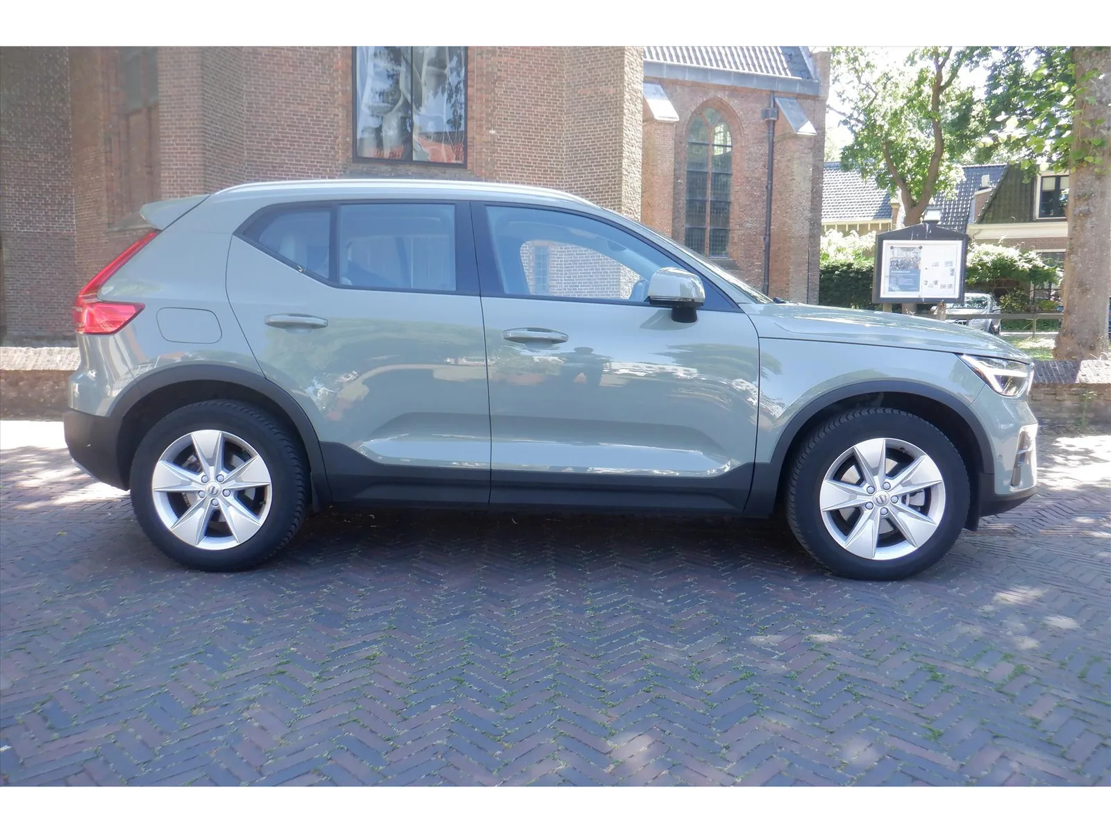 Volvo XC40 (2024) — foto 1
