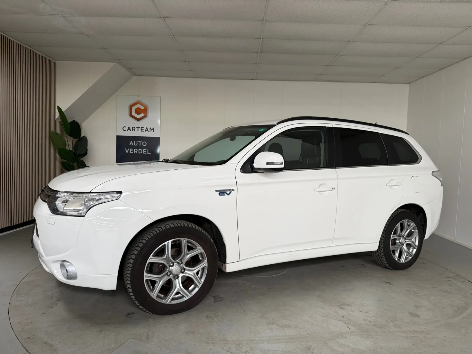 Mitsubishi Outlander (2014) — foto 1