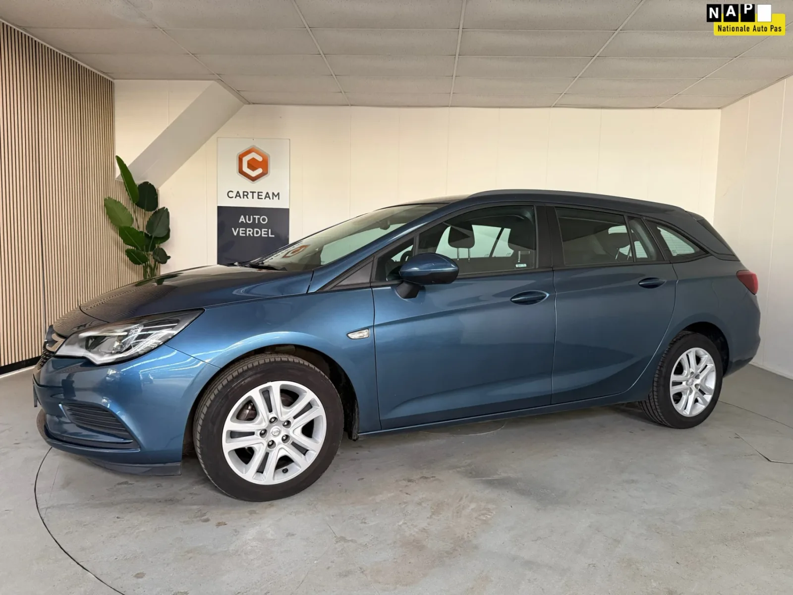 Opel Astra (2017) — foto 1