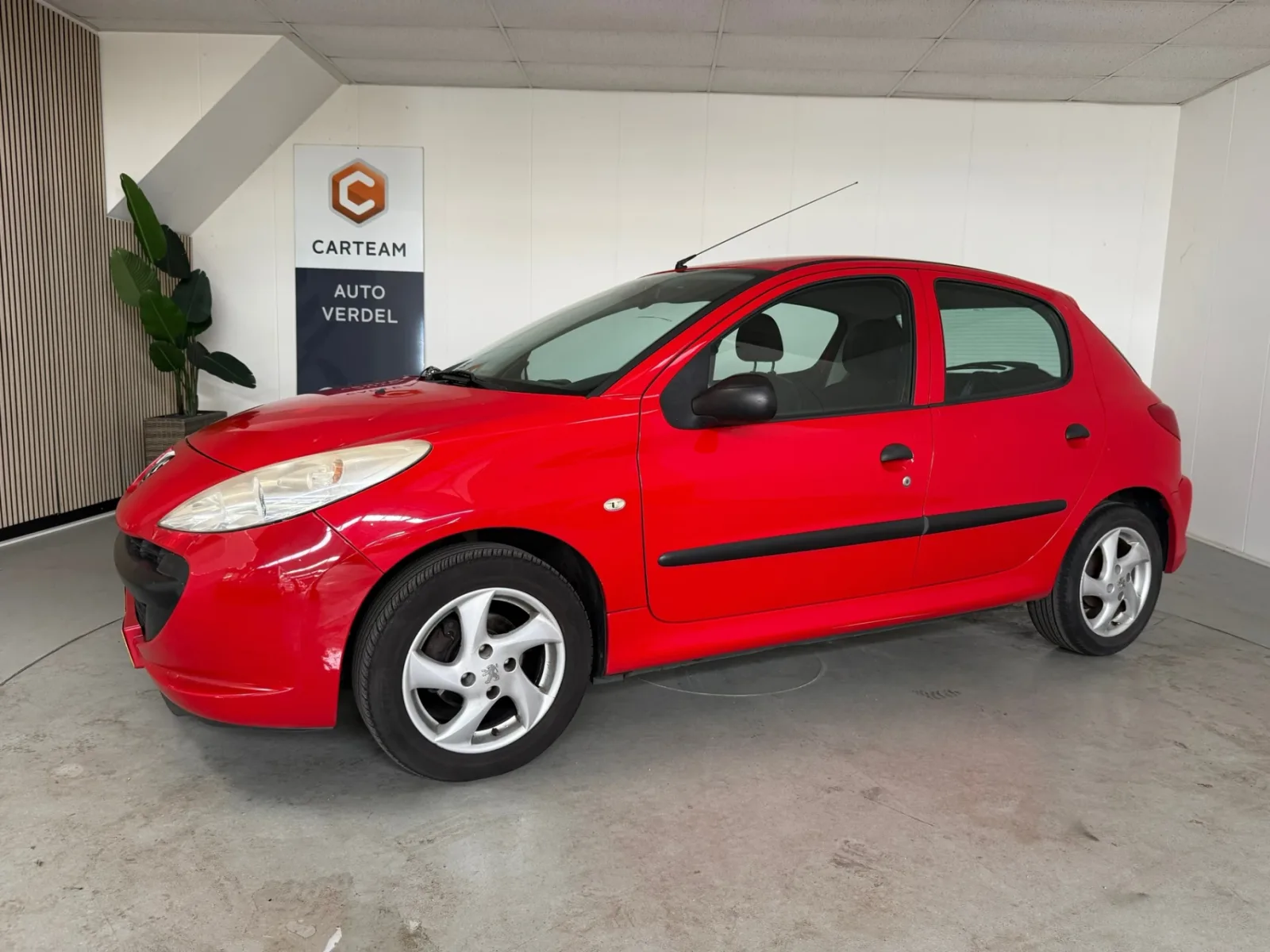 Peugeot 206 (2011) — foto 1