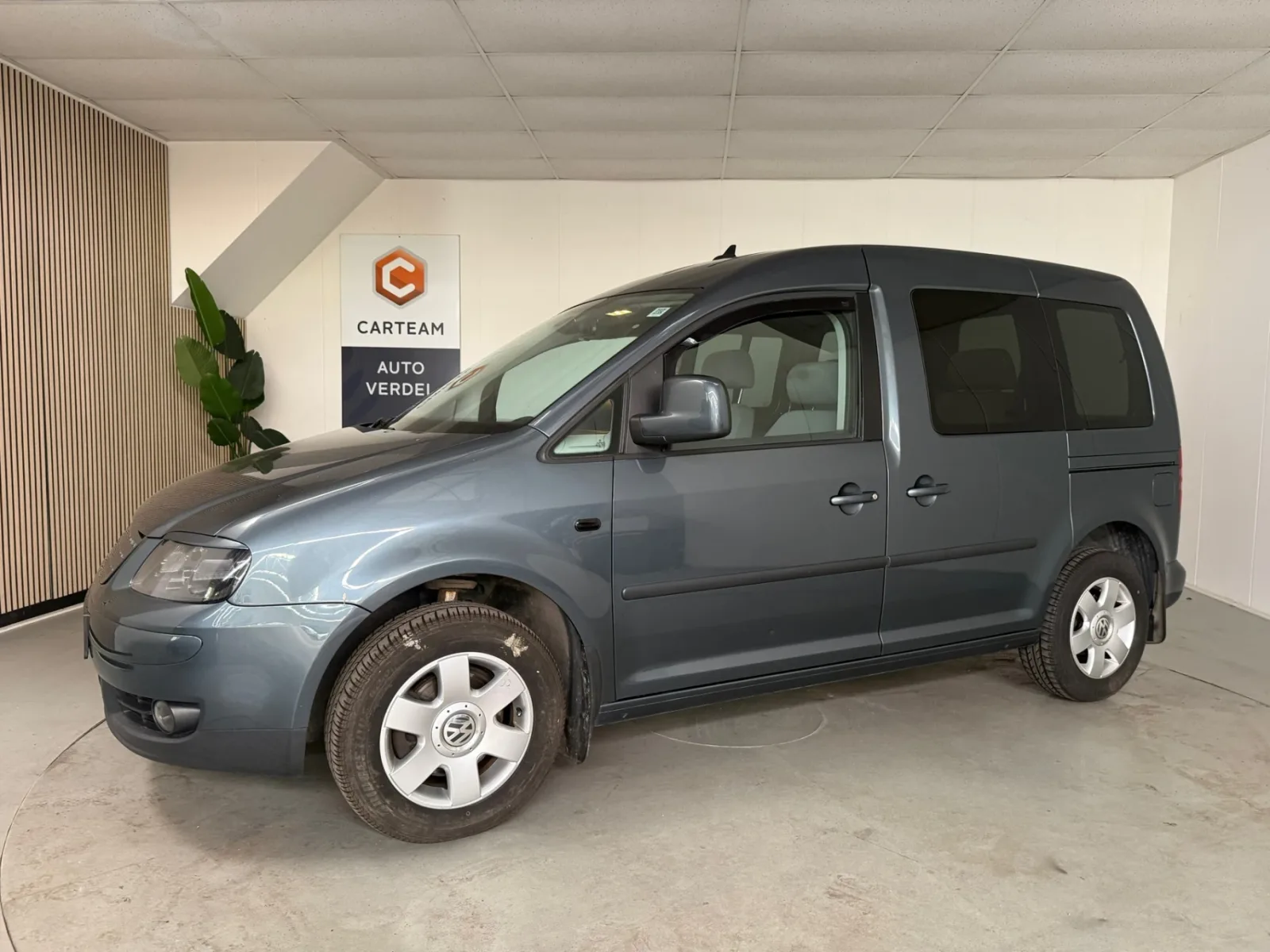 Volkswagen Caddy (2009) — foto 1