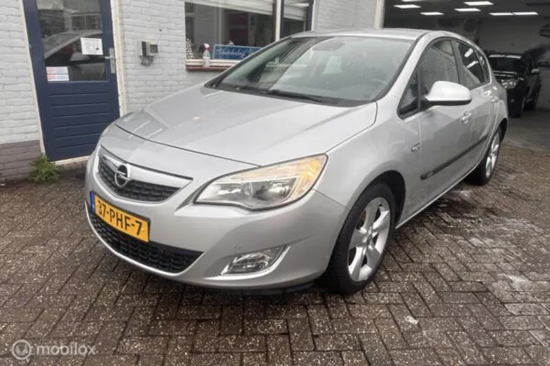 Opel Astra (2011)