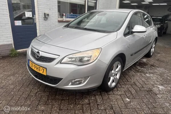 Opel Astra (2011) — foto 1