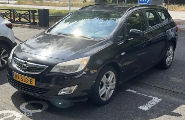 Opel Astra Sports Tourer (2011) — foto 1