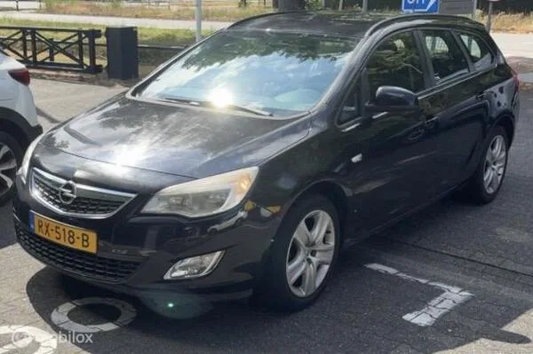 Opel Astra (2011) — foto 1
