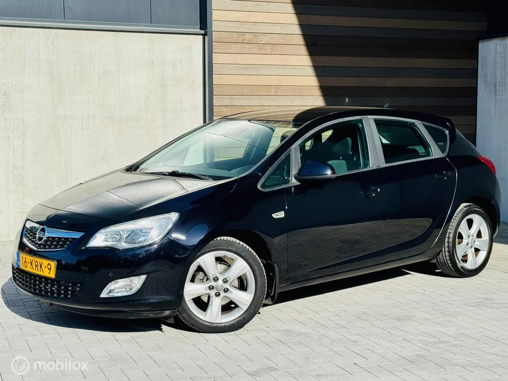 Opel Astra (2010) — foto 1