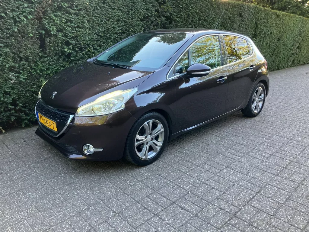 Peugeot 208 (2012) — foto 1