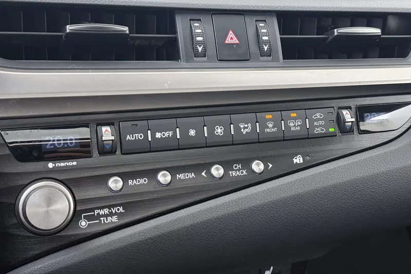 Lexus ES (2022)