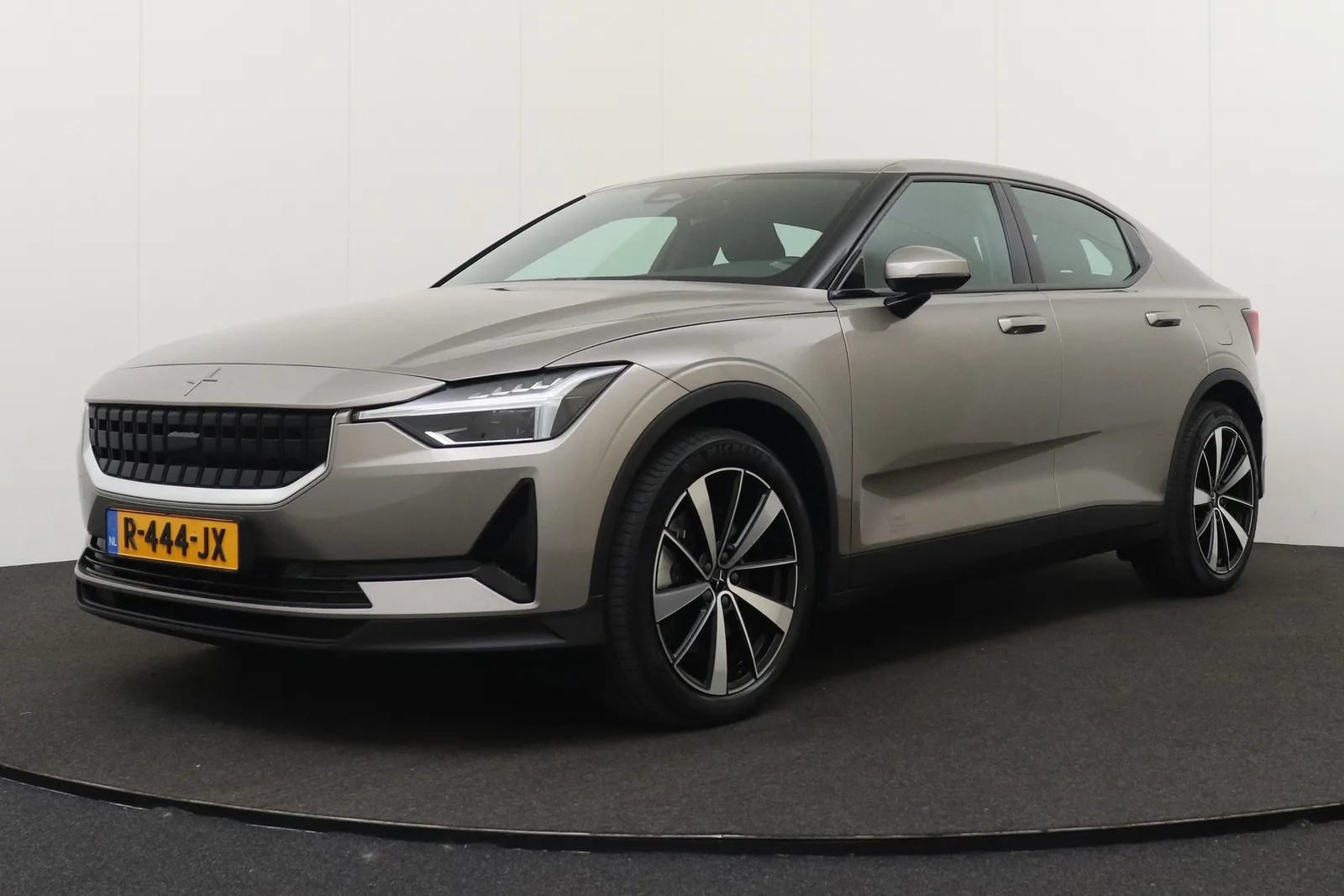 Polestar 2 (2022) — foto 1