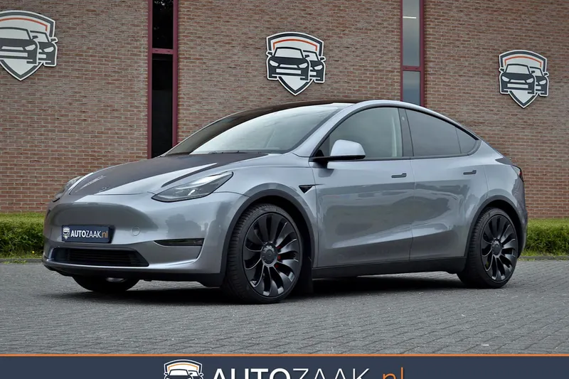 Tesla Model Y (2023)
