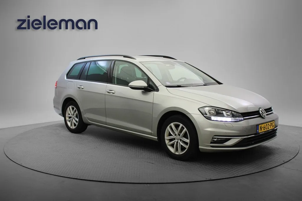 Volkswagen Golf (2020) — foto 1