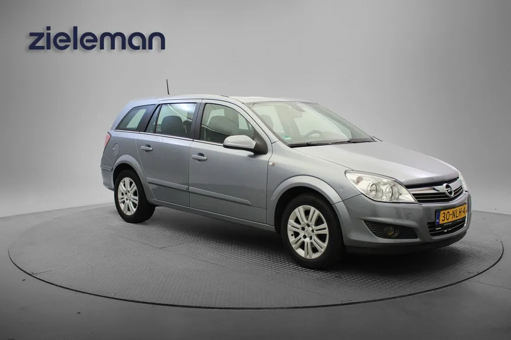 Opel Astra (2009) — foto 1