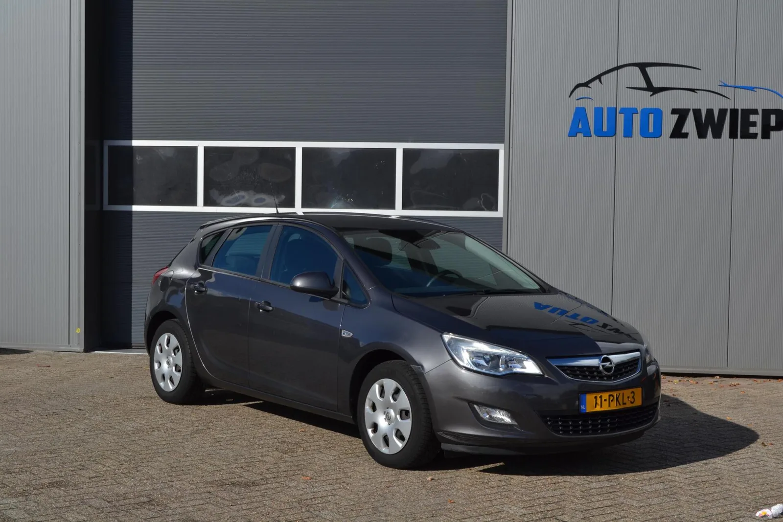 Opel Astra (2011) — foto 1