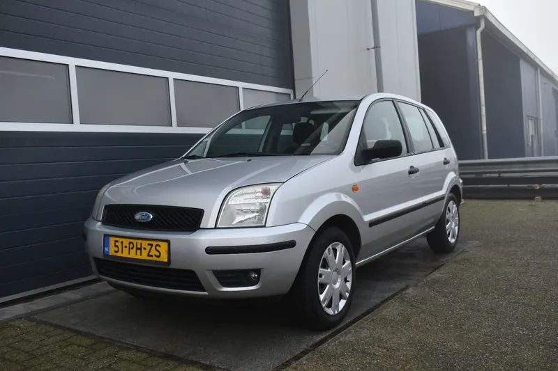 Ford Fusion (2004)