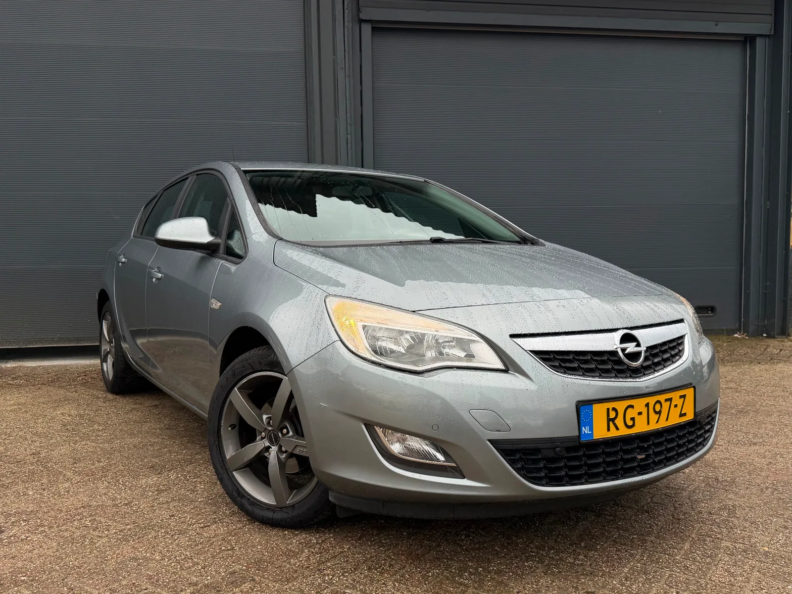 Opel Astra (2010) — foto 1
