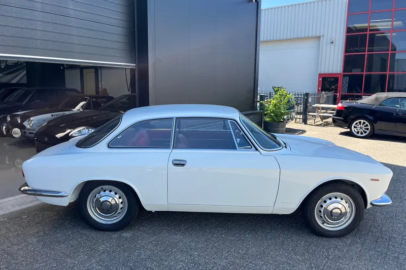 Alfa Romeo Giulia (1966)