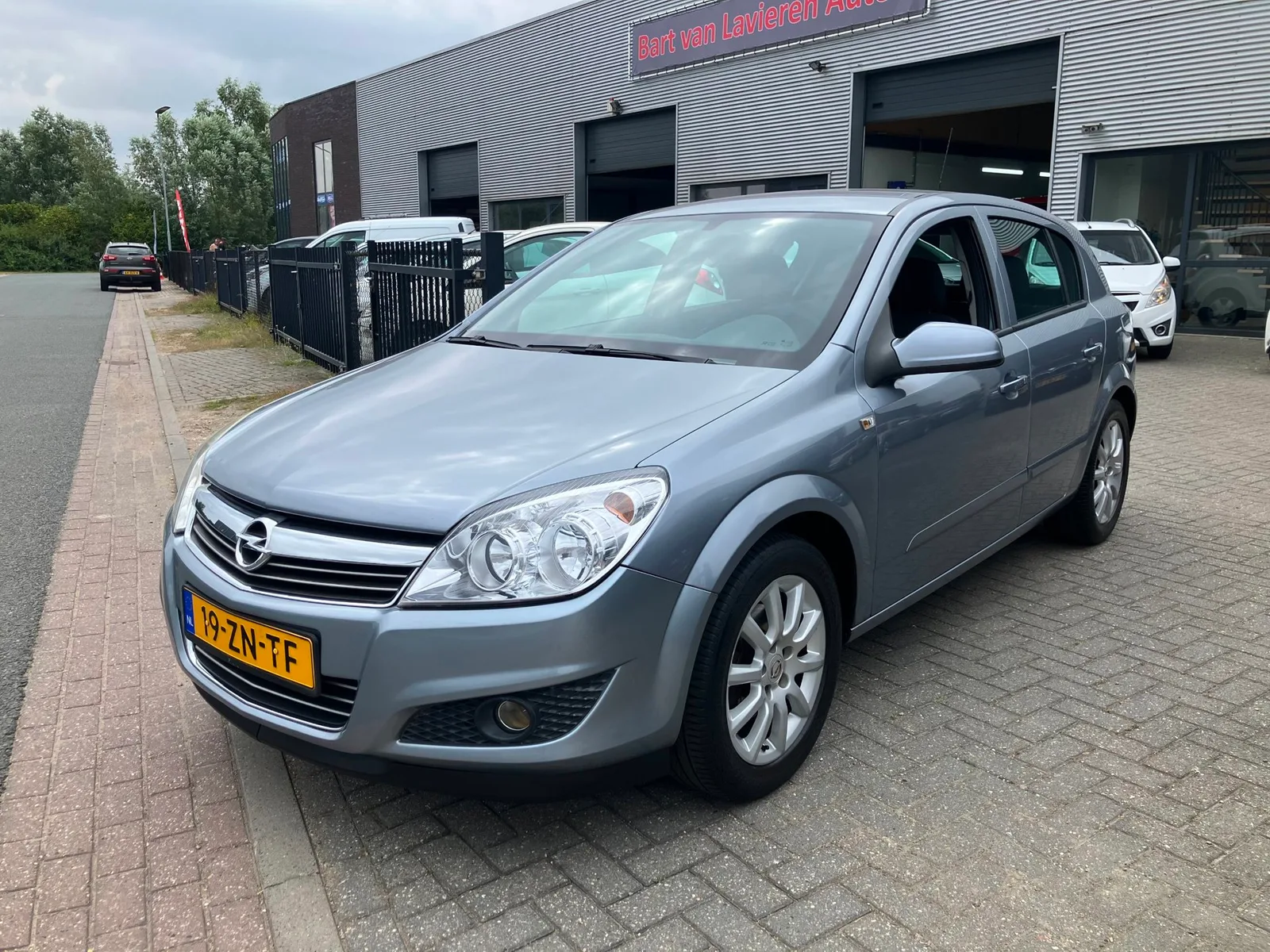 Opel Astra (2008) — foto 1