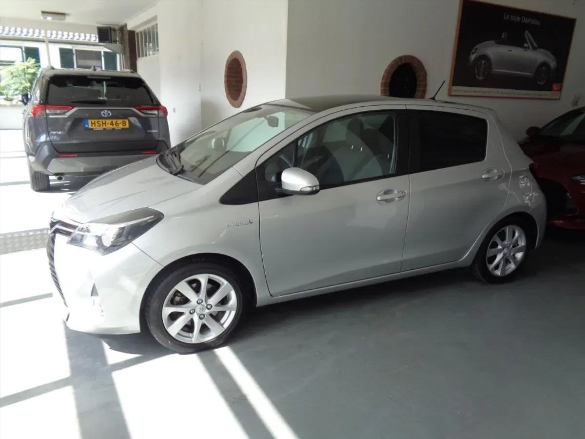 Toyota Yaris (2015) — foto 1