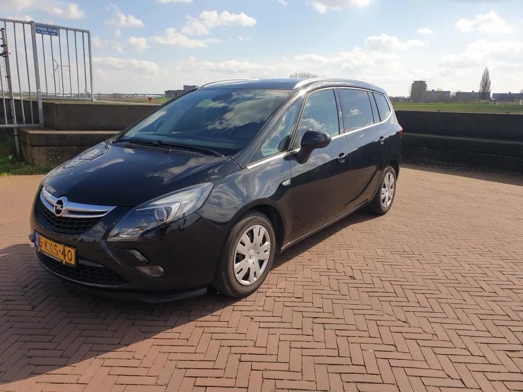 Opel Zafira Tourer (2013) — foto 1
