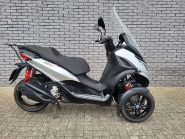 Piaggio MP3 300 HPE (2024) — foto 1