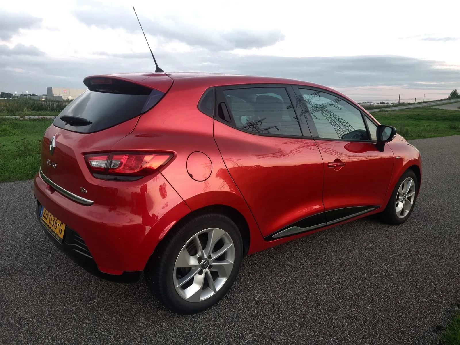 Renault Clio (2016) — foto 1