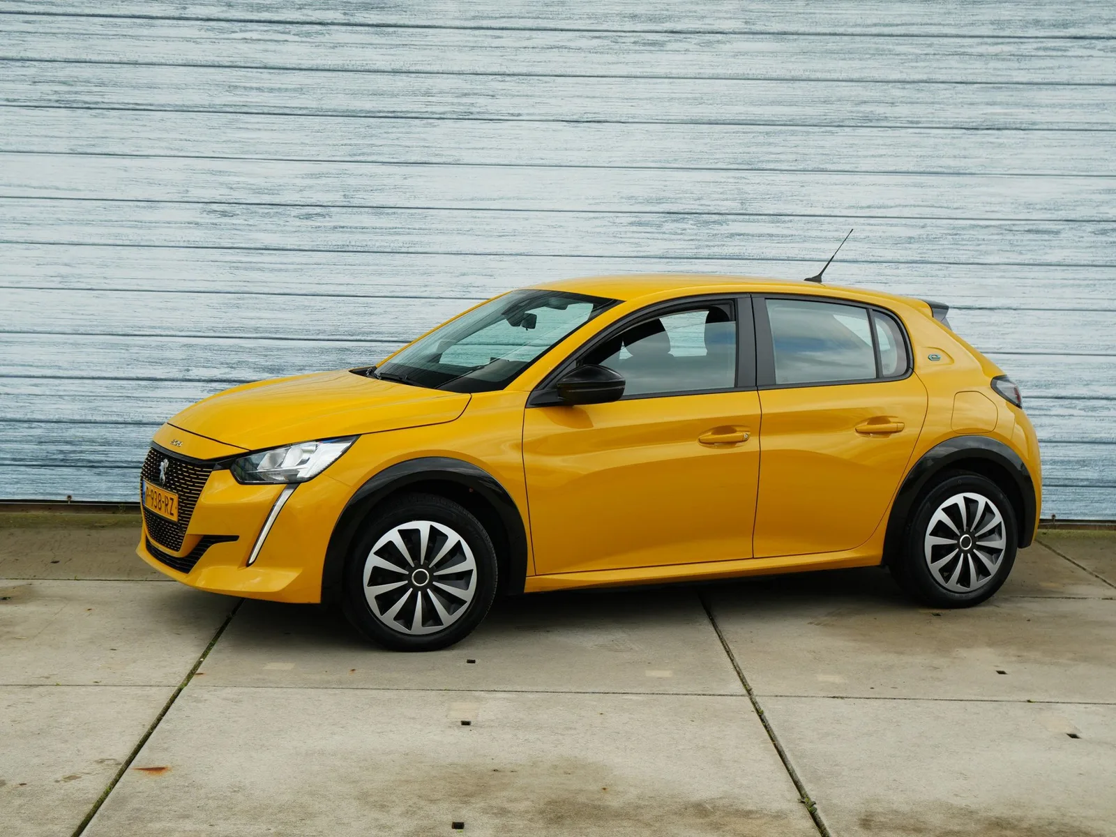 Peugeot e-208 (2022) — foto 1